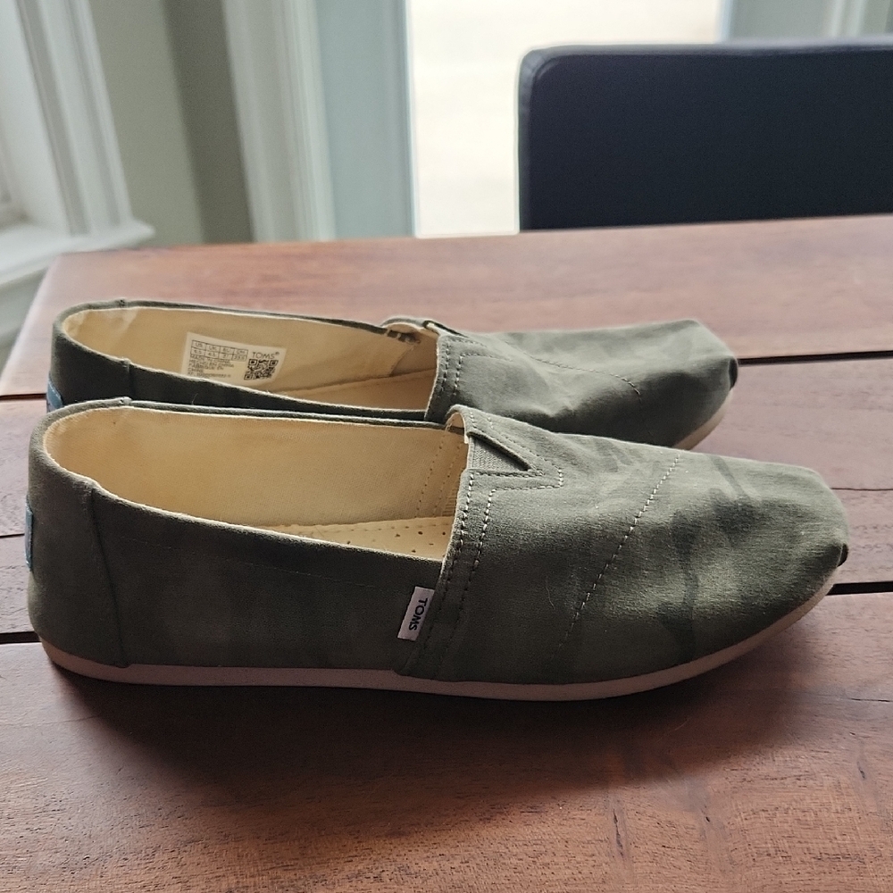 Toms Women's Size 6.5 Green Slip-On Loafers with Suede Finish